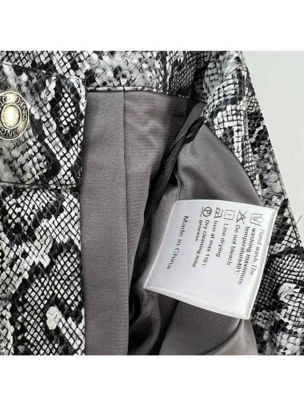 J.ING Faux Leather Snake Print Mini Skirt Size M Lined Zip Fly Pocket Gray Black - Picture 12 of 13